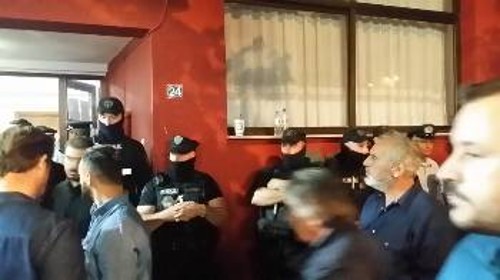 Μέλη της ΟΠΚΕ και άλλες αστυνομικές δυνάμεις στην είσοδο του Εργατικού Κέντρου για να διαφυλάξουν το νόθο «συνέδριο»!
