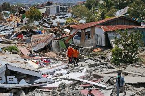 Οσο περνούν οι μέρες γίνεται πιο ορατό το μέγεθος της καταστροφής στην Ινδονησία