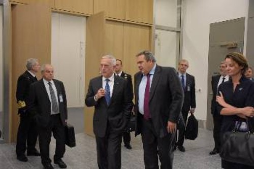 Ο Ελληνας υπουργός Αμυνας με τον Αμερικανό ομόλογό του στη Σύνοδο του ΝΑΤΟ