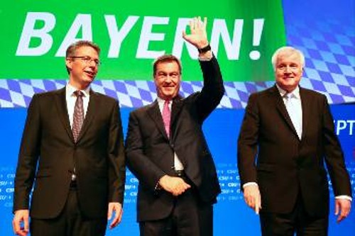 Ο πρωθυπουργός της Βαυαρίας, Μάρκους Ζέντερ (στο κέντρο), και ο πρόεδρος της CSU, Χ. Ζεεχόφερ (δεξιά)