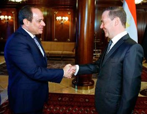 Ο Αιγύπτιος Πρόεδρος Αμπντελ Φατάχ Σίσι γίνεται δεκτός στη Μόσχα από τον Ρώσο πρωθυπουργό Ντ. Μεντβέντεφ