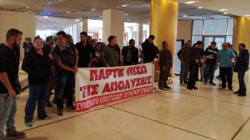 Από την κινητοποίηση στο «Hilton» ενάντια στην απόλυση εργολαβικών εργαζομένων