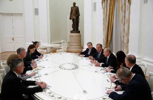 Από τη χτεσινή συνάντηση αντιπροσωπειών Ρωσίας και ΗΠΑ στη Μόσχα (αριστερά στο κέντρο ο Αμερικανός σύμβουλος Τζ. Μπόλτον)