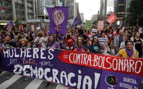 Από διαδήλωση γυναικών ενάντια στον Μπολσονάρο στο Σάο Πάολο