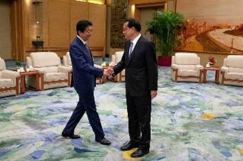 Ο Κινέζος πρωθυπουργός (δεξιά) υποδέχεται τον Ιάπωνα ομόλογό του