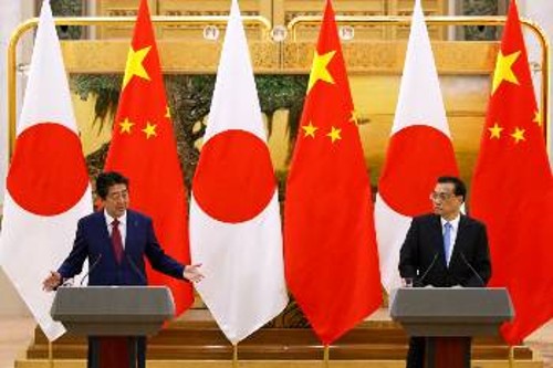 Από τη συνάντηση την Παρασκευή του Ιάπωνα πρωθυπουργού Σ. Αμπε και του Κινέζου Λι Κετσιάνγκ στο Πεκίνο