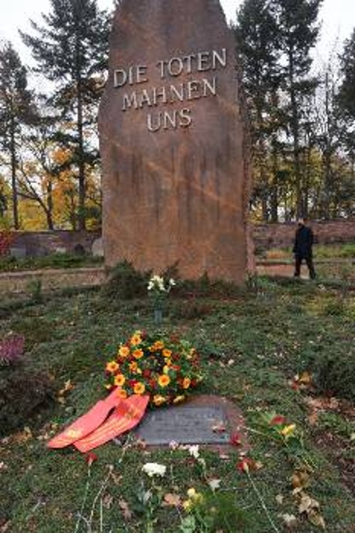 Στο μνημείο των ηγετών του γερμανικού και παγκόσμιου κομμουνιστικού κινήματος