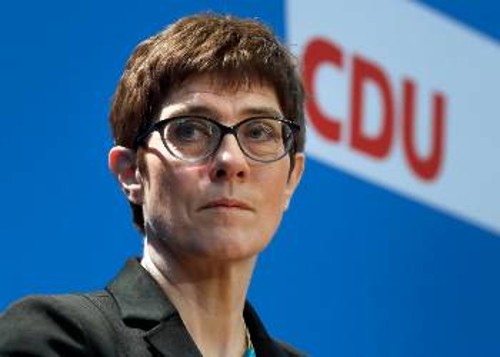 Η υποψήφια για την προεδρία του CDU, Aν. Κρ. Καρενμπάουερ