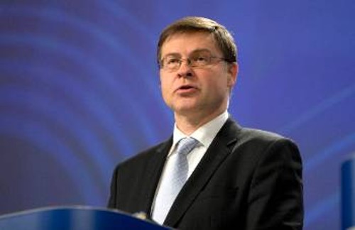 «Η δουλειά θα πρέπει να συνεχιστεί», λέει ο Β. Ντομπρόβσκις για τους πλειστηριασμούς και τη μείωση των «κόκκινων» δανείων
