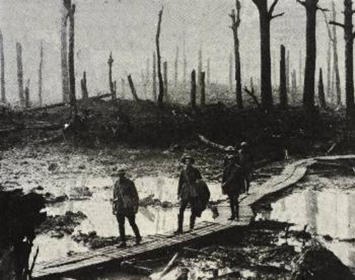 Αγγλοι στρατιώτες στο Σατώ - Βαλντ του Υπρ, κατά τη διάρκεια των μαχών του 1917. Οι κατεστραμμένοι κορμοί των δένδρων σκιαγραφούν με τον πιο φρικαλέο τρόπο τη σκληρότητα των μαχών που διεξήχθησαν σε αυτήν την περιοχή