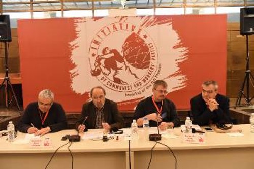 Το προεδρείο στη συνεδρίαση στην Αθήνα της Ολομέλειας της Ευρωπαϊκής Κομμουνιστικής Πρωτοβουλίας. Δεύτερος από αριστερά ο Γ. Μαρίνος