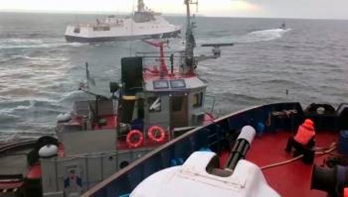 Στιγμιότυπο από το επεισόδιο των πολεμικών πλοίων στην Κριμαία, όπως δόθηκε από τις ρωσικές υπηρεσίες