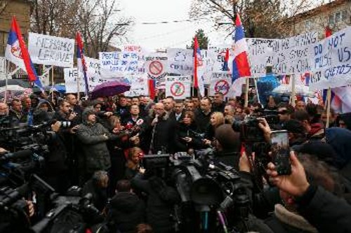 Από διαμαρτυρία στην Κοσόβσκα Μιτρόβιτσα ενάντια στην επιβολή δασμών στα σερβικά προϊόντα από την κυβέρνηση του Κοσσυφοπεδίου