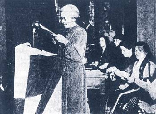 Α΄Συνέδριο της Πανελλαδικής Ομοσπονδίας Γυναικών. Στο βήμα η πρόεδρος της Πανελλαδικής Ομοσπονδίας Γυναικών Αύρα Θεοδωροπούλου