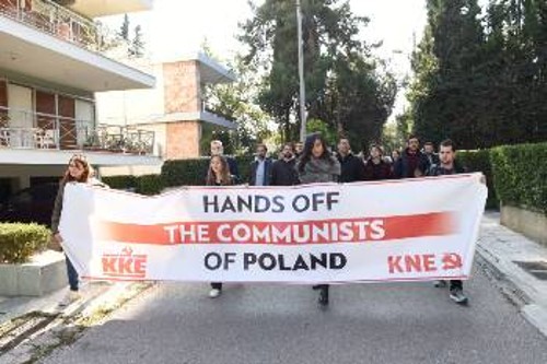Στιγμιότυπο από τη χτεσινή παράσταση διαμαρτυρίας στην πολωνική πρεσβεία