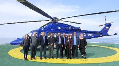 Από την επίσκεψη των Κύπριων υπουργών και της Αμερικανίδας πρέσβη (4η από δεξιά) στο γεωτρύπανο της «ExxonMobil»