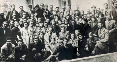 Στελέχη του ΚΚΕ σε Κομματική Σχολή στην Τρίπολη το 1946. Διακρίνονται ο Νίκος Μπελογιάννης και η Ρούλα Κουκούλου