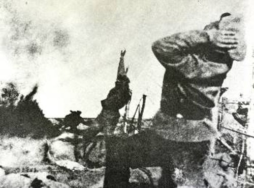 Α' Παγκόσμιος Πόλεμος: Ρώσοι στρατιώτες στη μάχη του Τάνενμπουργκ πέφτουν νεκροί από τα βλήματα γερμανικής οβίδας
