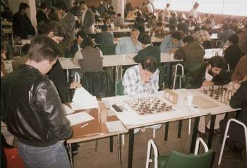 Μαζικοί σκακιστικοί αγώνες, που συχνά τα αποτελέσματά τους (ειδικά στα Διασυλλογικά), έστω και για 0,5 βαθμό, κρίνουν την άνοδο στη μεγάλη κατηγορία