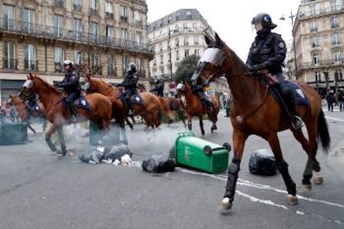 Εφιπποι αστυνομικοί χρησιμοποιήθηκαν στο Παρίσι στην καταστολή των διαδηλώσεων