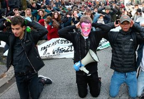 Από χτεσινή διαδήλωση μαθητών στη β/δ Γαλλία, που καταδίκασαν και το όργιο αστυνομικής καταστολής