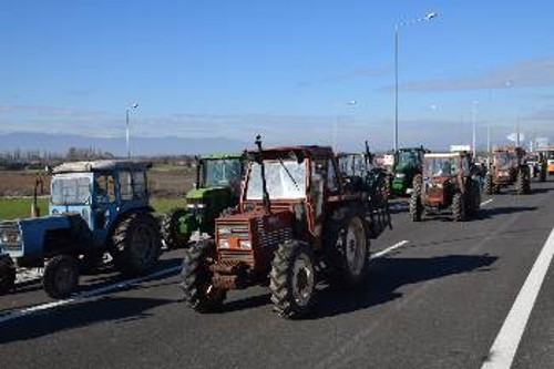 Στο μπλόκο τους παρέμειναν και χτες οι μικρομεσαίοι αγρότες της Καρδίτσας, ενώ συνεχίζονται οι προετοιμασίες για πανελλαδικά συντονισμένες κινητοποιήσεις το Γενάρη