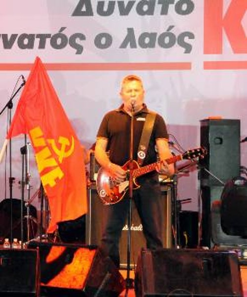Ο Αντζελο Κόντι σε συναυλία της ΚΝΕ στο Θησείο το 2009