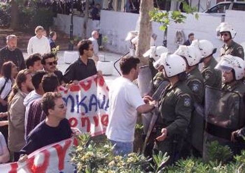 Οπως και χτες στην Αλεξανδρούπολη, όπως πριν λίγους μήνες στη Θεσσαλονίκη (φωτό), όπου και να πάει ο Αμερικανός πρέσβης, οι διαδηλώσεις τον ακολουθούν