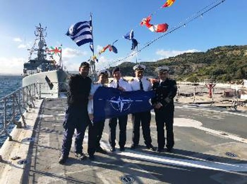 Στελέχη του Πολεμικού Ναυτικού και άλλοι ΝΑΤΟικοί, με τη σημαία της λυκοσυμμαχίας ανά χείρας, στο κατάστρωμα της «Ναβαρίνον»