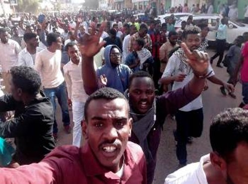 Από τις συνεχιζόμενες λαϊκές κινητοποιήσεις στη σουδανική πρωτεύουσα Χαρτούμ