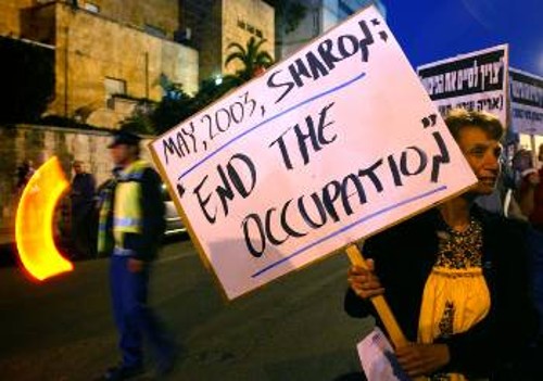 «Σταματήστε την κατοχή» γράφει η πικέτα των Ισραηλινών φιλειρηνιστών