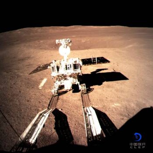 Το ρόβερ «YuTu» κάνει τα πρώτα του «βήματα» στη Σελήνη, μόλις κατέβηκε από τη ράμπα που ανέπτυξε το μητρικό σκάφος «Τσανγκ-ι 4»