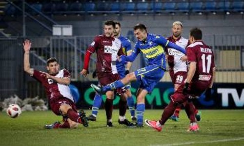 Σε ματς - θρίλερ στην Τρίπολη ο Αστέρας νίκησε με 5-3 την ΑΕΛ πανηγυρίζοντας την πρόκριση στα προημιτελικά του Κυπέλλου