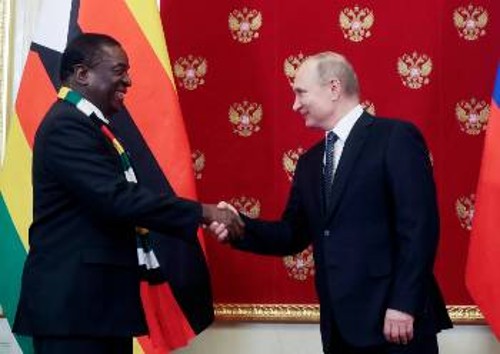 Η συνάντηση του νέου Προέδρου της Ζιμπάμπουε, Εμερσον Μνανγκάγκουα, με τον Ρώσο ομόλογό του, Βλαντιμίρ Πούτιν, τον περασμένο Γενάρη είχε σφραγιστεί από την υπογραφή σημαντικών συμφωνιών, όπως αυτή για την εκμετάλλευση ενός εκ των μεγαλύτερων ορυχείων πλατίνας στον κόσμο από το ρωσικό μονοπώλιο «Alrosa»...