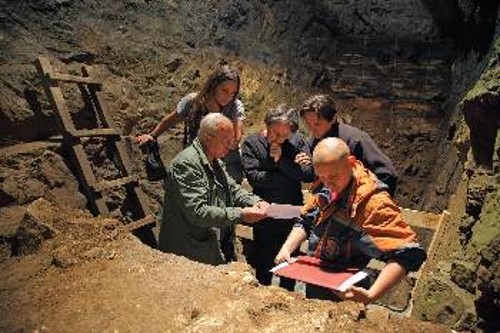 Οι αρχαιολόγοι επί το έργον στη σπηλιά Ντενίσοβα της Σιβηρίας. Ανάμεσά τους οι Τόμας Χάιαμ και Κατερίνα Δούκα