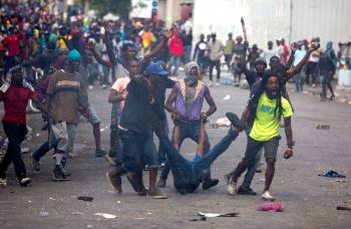 Η οργή στην Αϊτή έχει ξεχειλίσει