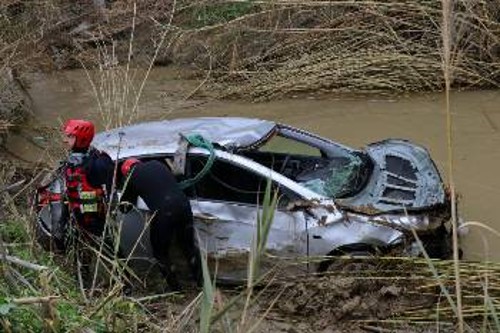 Το αυτοκίνητο απ' το οποίο ανασύρθηκαν νεκροί οι τέσσερις επιβάτες στη Μεσσαρά