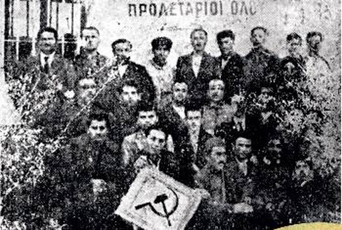 Φυλακισμένοι της κολεκτίβας των φυλακών Ασσου Κεφαλληνίας στο γιορτασμό της Πρωτομαγιάς του 1931, κάτω από το σύνθημα «Προλετάριοι όλου του κόσμου, ενωθείτε!». Στο κέντρο ο Κώστας Γαμβέτας και άλλοι κομμουνιστές φαντάροι καταδικασμένοι από το Στρατοδικείο Ιωαννίνων