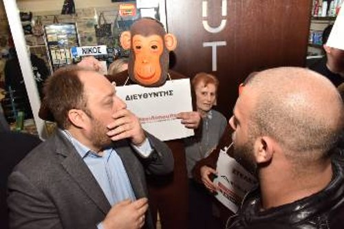 Ο περιβόητος πρόεδρος της ΟΙΥΕ, Δ. Καραγεωργόπουλος, παρέα με μπράβο και... «μαϊμού» αντιπρόσωπο