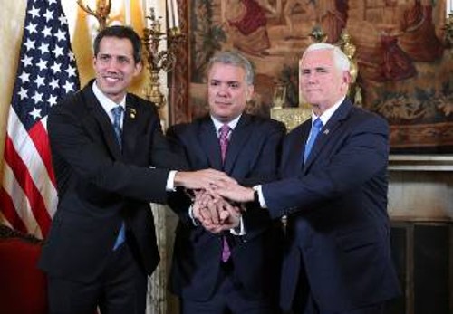 Από αριστερά: Ο αχυράνθρωπος Χ. Γκουαϊδό, ο αντιδραστικός Πρόεδρος της Κολομβίας Ι. Ντούκε και ο αντιπρόεδρος των ΗΠΑ Μ. Πενς