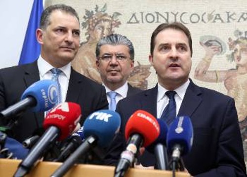 Ο Κύπριος υπουργός Ενέργειας (αριστερά) και ο αντιπρόεδρος της αμερικανικής «ExxonMobil» ανακοινώνουν από τη Λευκωσία τα αποτελέσματα των γεωτρήσεων στο «οικόπεδο» 10 της κυπριακής ΑΟΖ