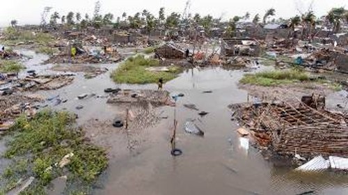 Εικόνες σχεδόν ολικής καταστροφής αντίκρισαν οι επιζώντες από τον φονικό κυκλώνα «Ιντάι»
