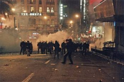 Νοέμβρης 1999: Κυβέρνηση και δυνάμεις καταστολής πνίγουν στα χημικά τη συγκέντρωση στην Αθήνα ενάντια στην επίσκεψη Κλίντον