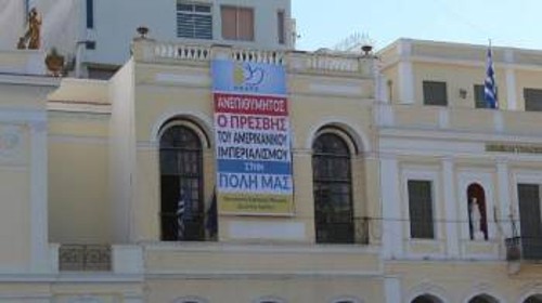 Το γιγαντοπανό της Επιτροπής Ειρήνης Πάτρας - Δυτικής Αχαΐας στην πλατεία Γεωργίου, ενάντια στην παρουσία του Αμερικανού πρέσβη στην πόλη