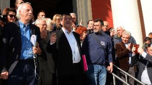 Ο Κ. Πελετίδης απευθύνεται στους συγκεντρωμένους μετά τη δίκη