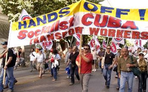 Από τη συμμετοχή Κουβανών συνδικαλιστών σε διαδήλωση, που οργάνωσε το ΠΑΜΕ