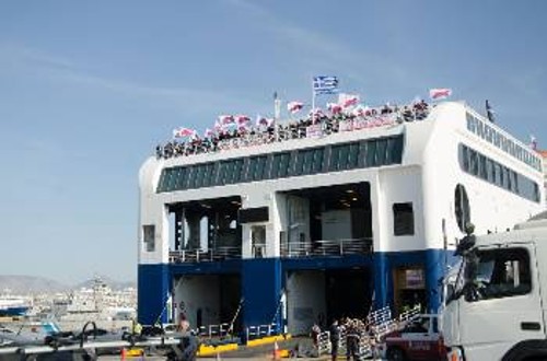 Από την αναχώρηση συνδικαλιστών από το λιμάνι του Πειραιά, για να συμμετάσχουν στις εργατικές κινητοποιήσεις στη Ρόδο