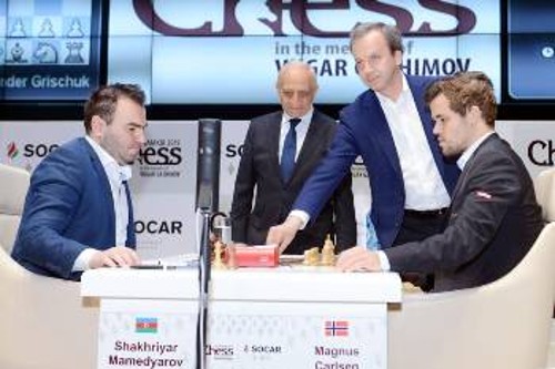 Ο πρόεδρος της FIDE, Αρκ. Ντβορκόβιτς, εκτελεί την «παραδοσιακή» πρώτη κίνηση