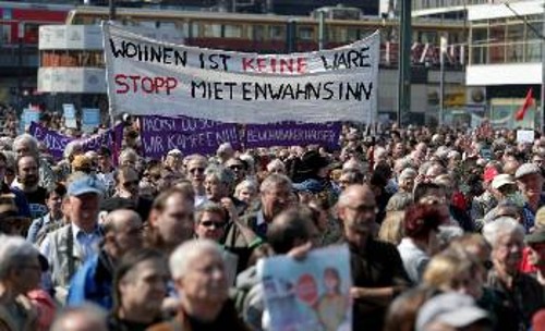 «Η κατοικία δεν είναι εμπόρευμα. Σταματήστε την τρέλα των ενοικίων», γράφει στο πανό των διαδηλωτών στο Βερολίνο