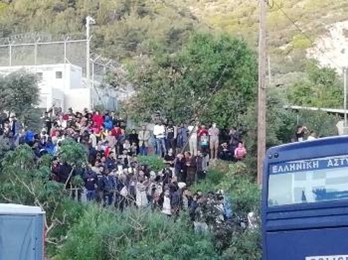 ΣΑΜΟΣ. Μετανάστες και πρόσφυγες καθώς ακούν το μήνυμα της πορείας